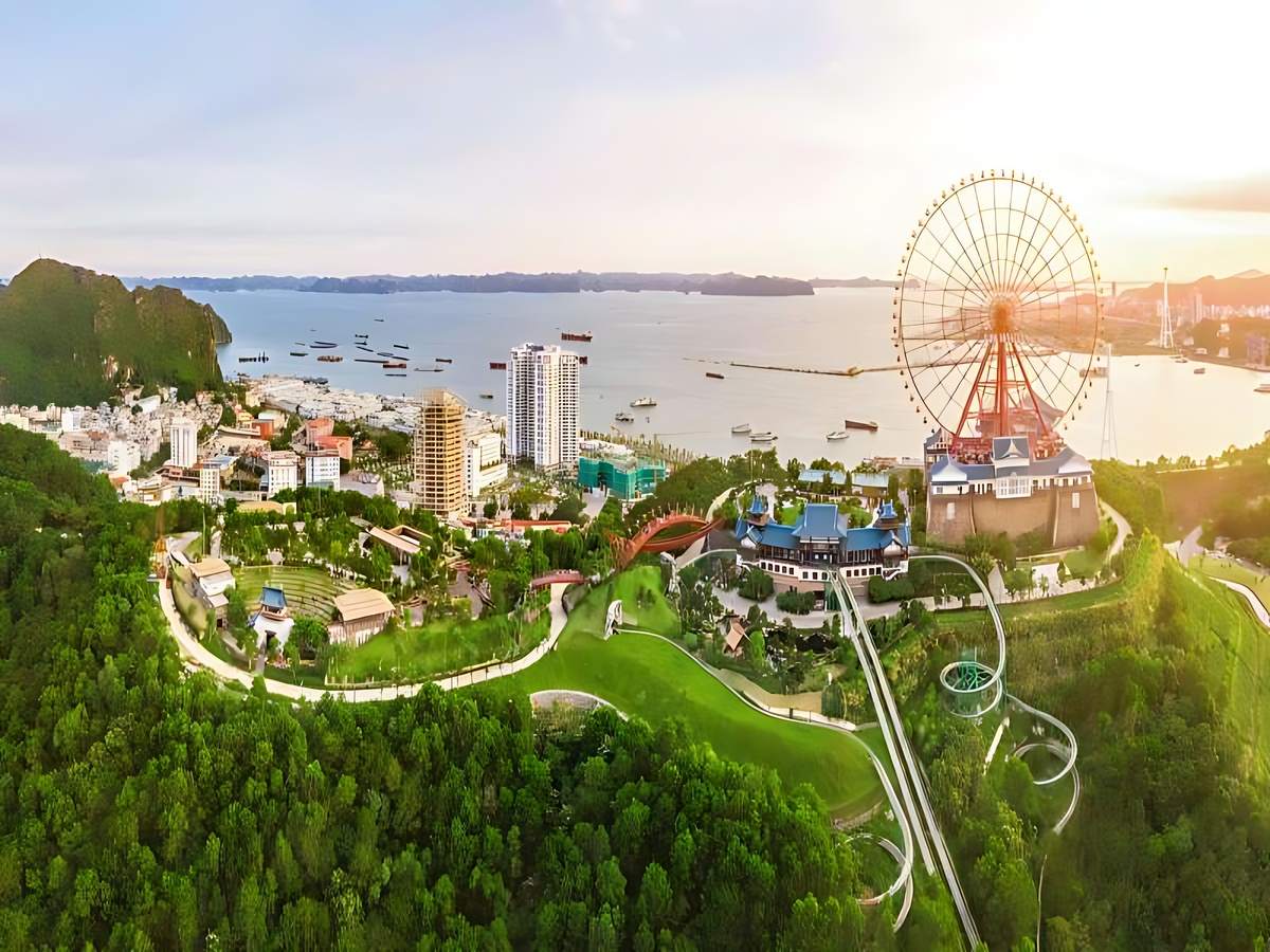 Toàn cảnh vịnh Hạ Long nhìn từ cáp treo tại Sun World Ha Long