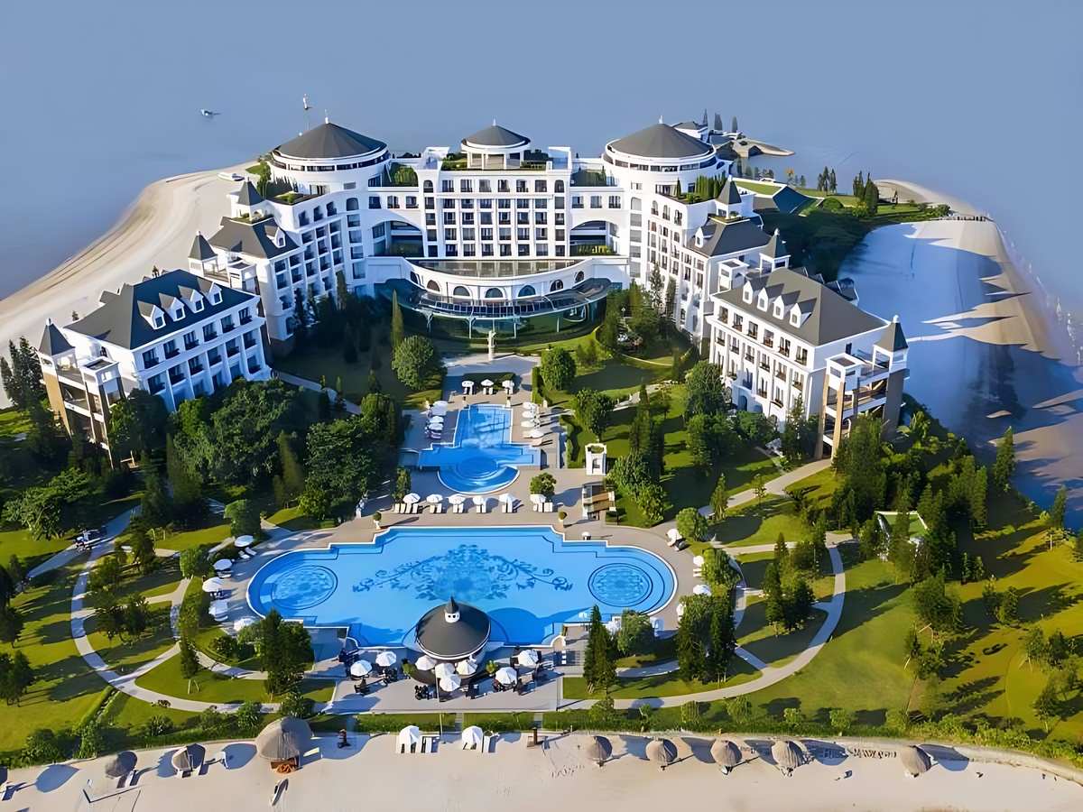 Khu vực Bãi Cháy có nhiều khách sạn gần Sun World Ha Long