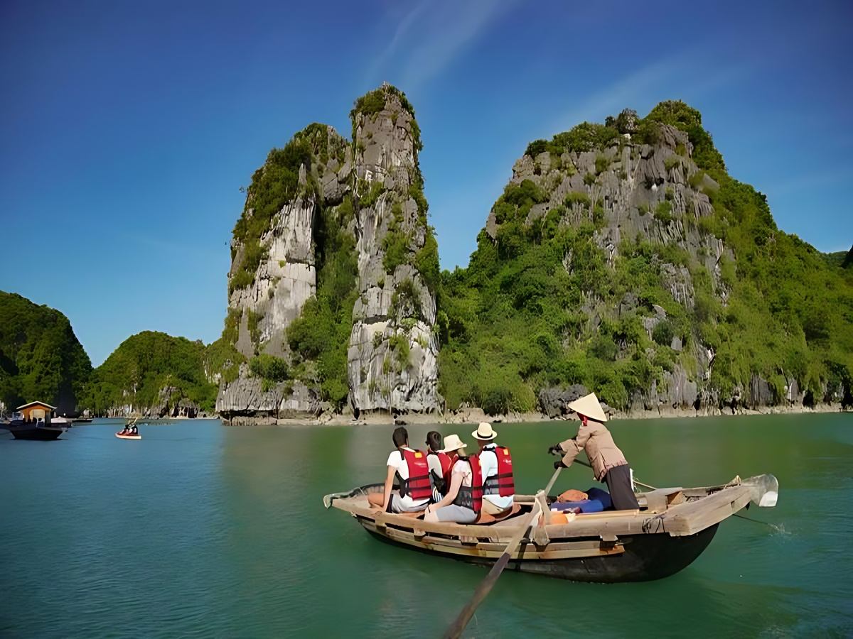 Du khách khởi hành sớm để tham quan các điểm du lịch Hạ Long