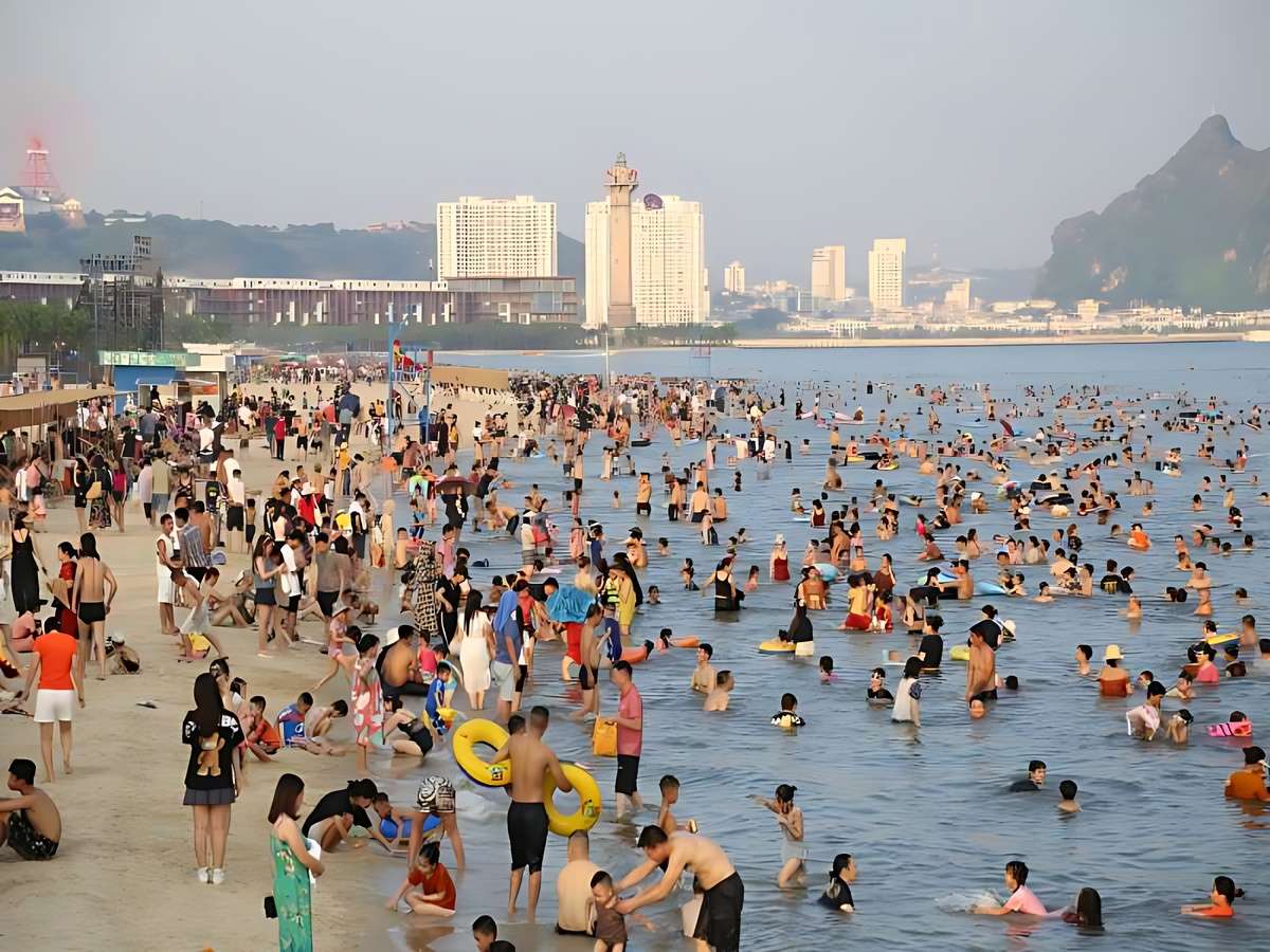 Du khách nghỉ ngơi giữa các hoạt động tham quan Hạ Long