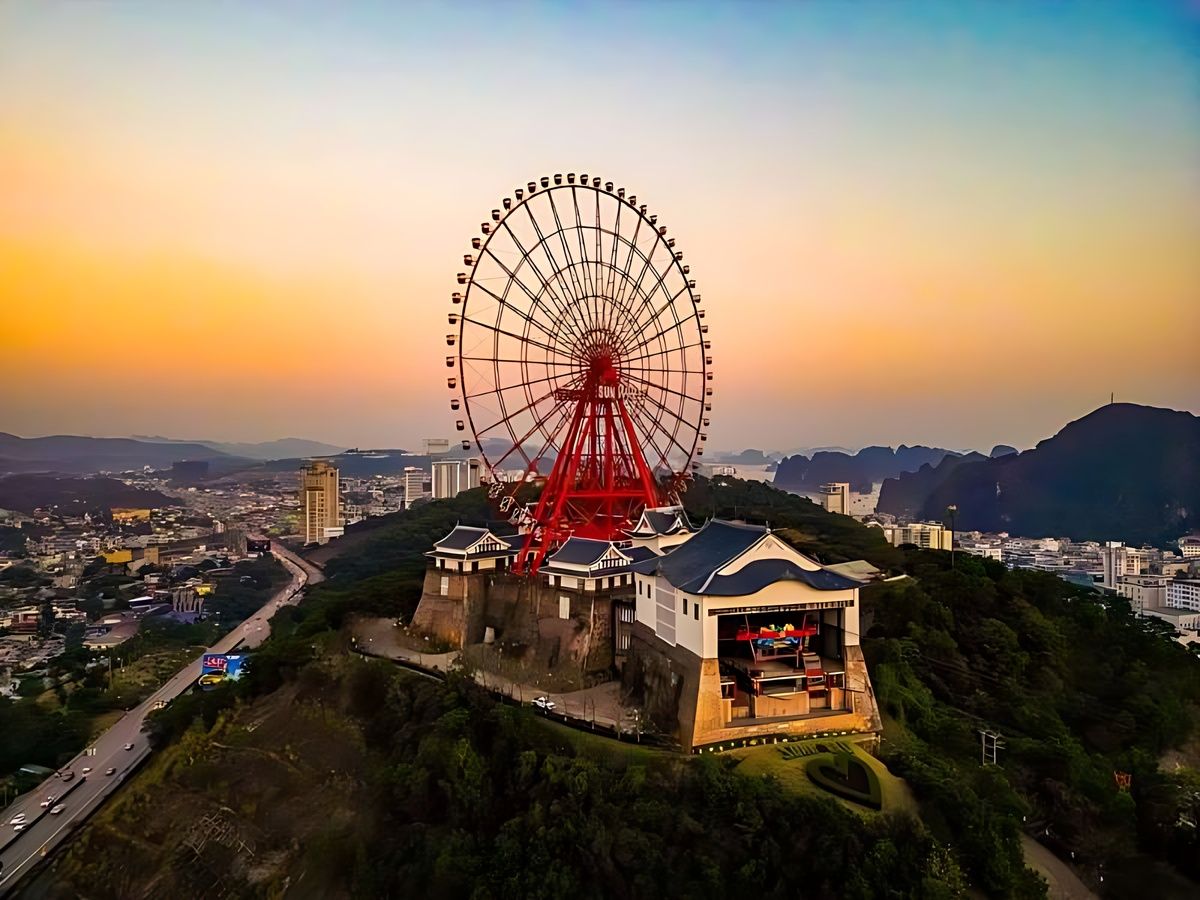 Du khách trải nghiệm cáp treo tại Sun World Ha Long