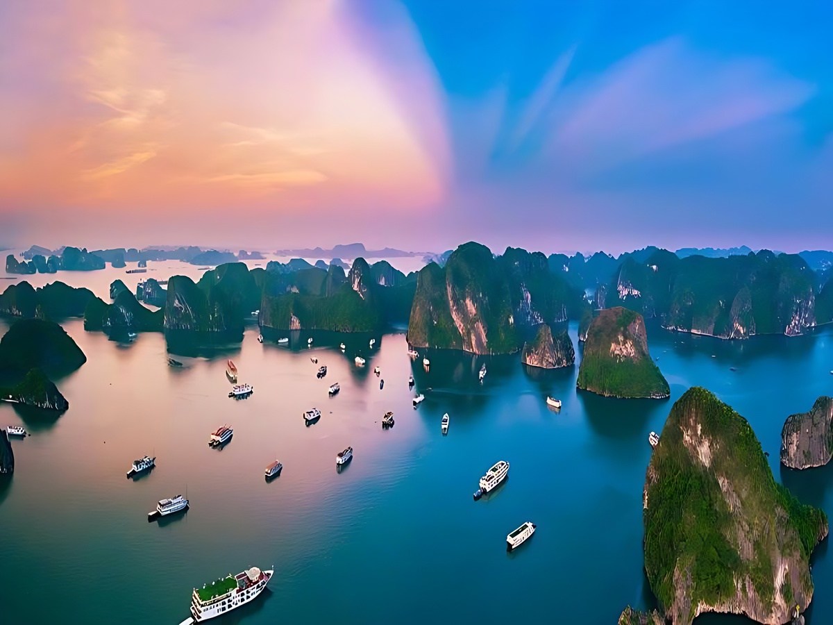Du khách tham quan Hạ Long trong thời điểm thời tiết thuận lợi