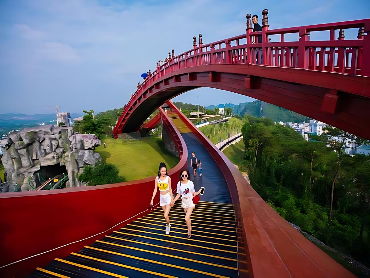 Du khách trải nghiệm đa dạng trò chơi tại Sun World Ha Long rộng lớn