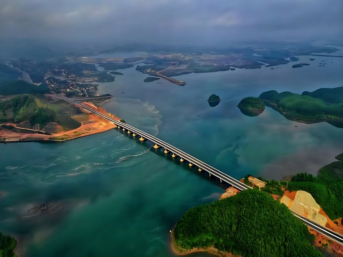 Quãng đường Hạ Long đến Vân Đồn khoảng 50 đến 60 km