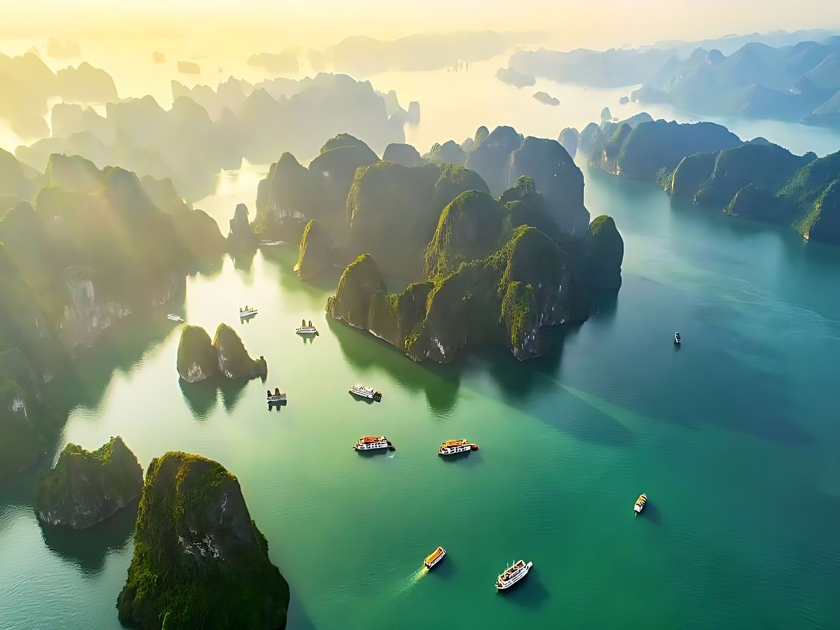 Du khách di chuyển từ Hạ Long đến Vân Đồn để nghỉ dưỡng