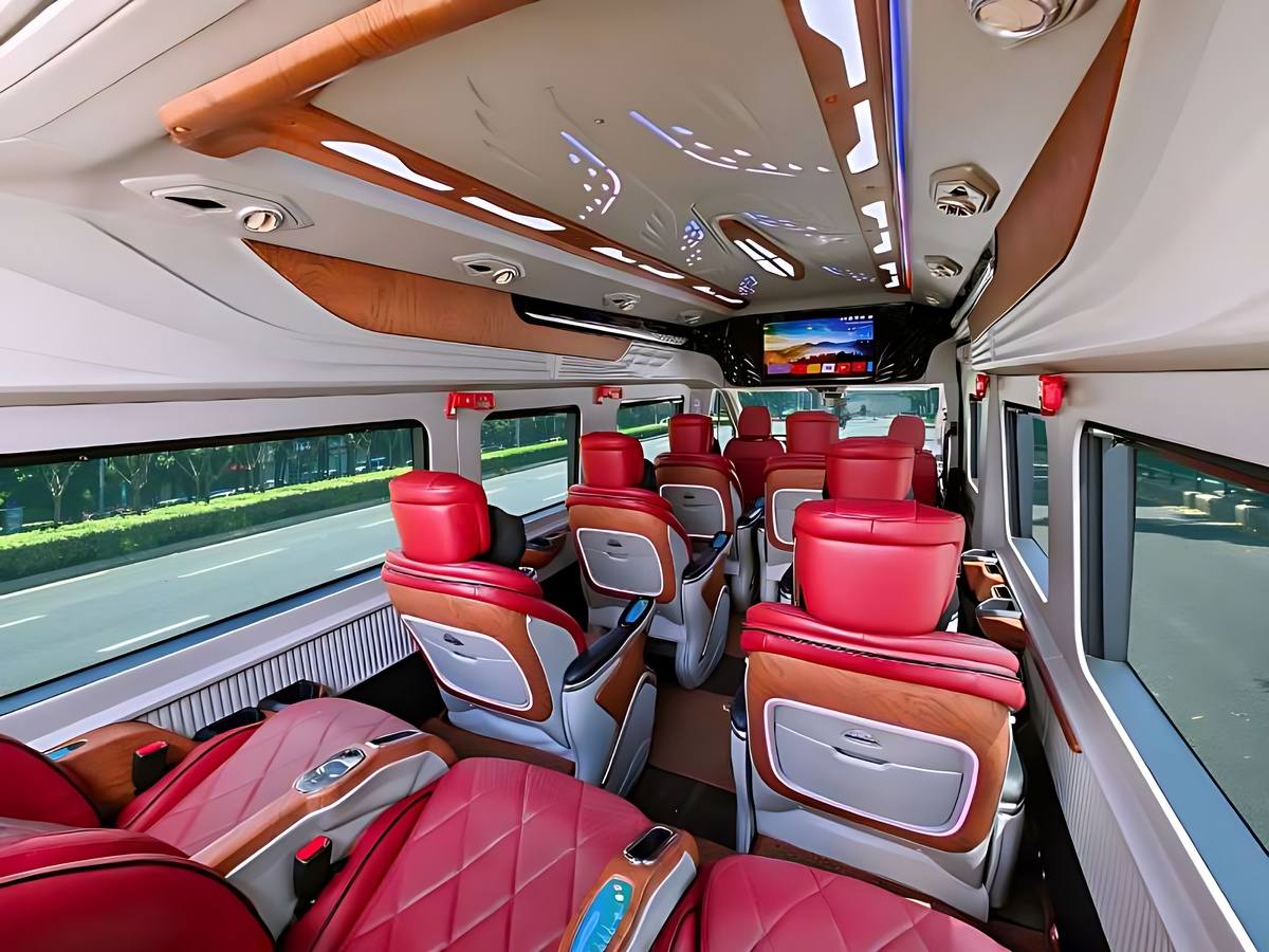 Du khách lựa chọn xe limousine để di chuyển từ Hạ Long đến Vân Đồn