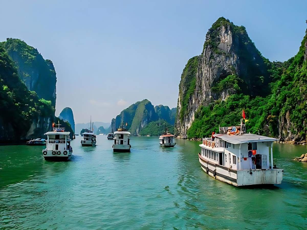 Du khách lựa chọn thời điểm sáng sớm để di chuyển đến Sun World Ha Long