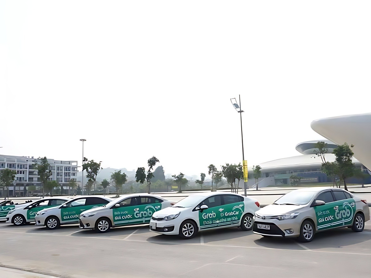 Du khách chọn taxi công nghệ di chuyển nhanh từ Bãi Cháy đến Sun World Ha Long