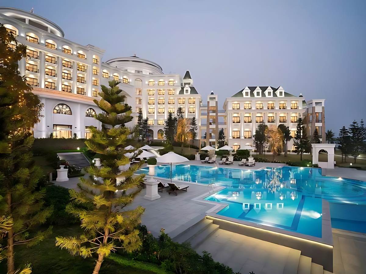 Du khách di chuyển bằng taxi từ khách sạn cách Sun World Ha Long khoảng 3 km