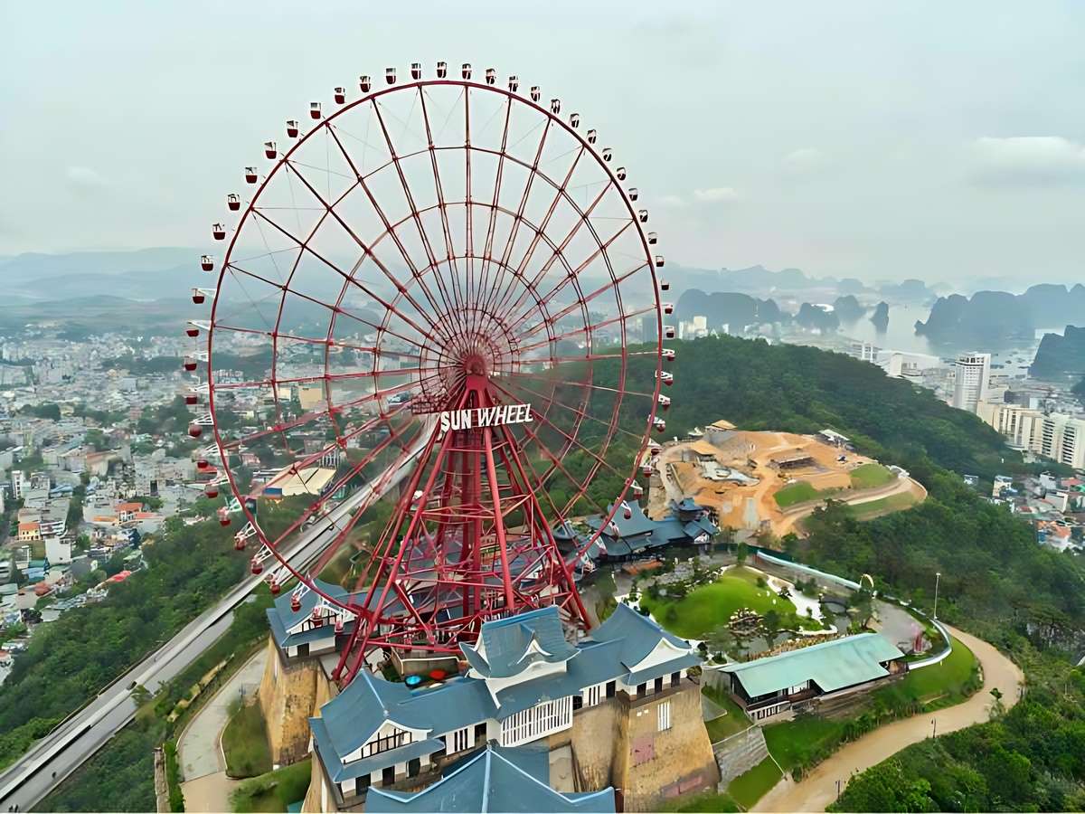 Vòng quay Mặt Trời Hạ Long trên đồi Ba Đèo nhìn từ khu du lịch