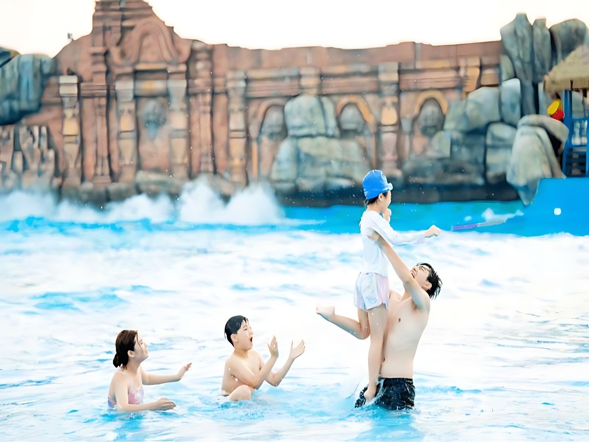 Gia đình có trẻ nhỏ vui chơi tại công viên nước Sun World Ha Long