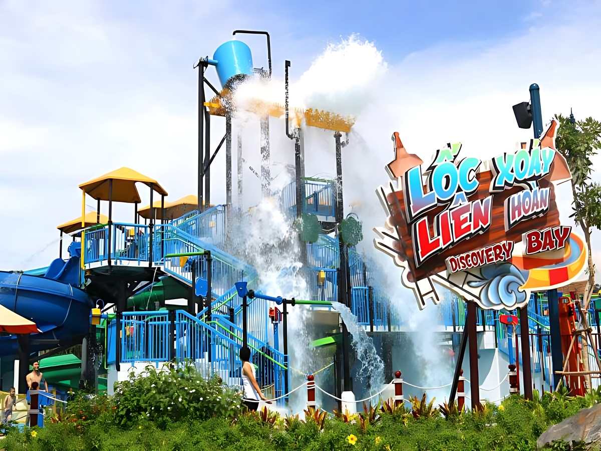 Du khách tham quan và lựa chọn khu vui chơi tại Sun World Ha Long