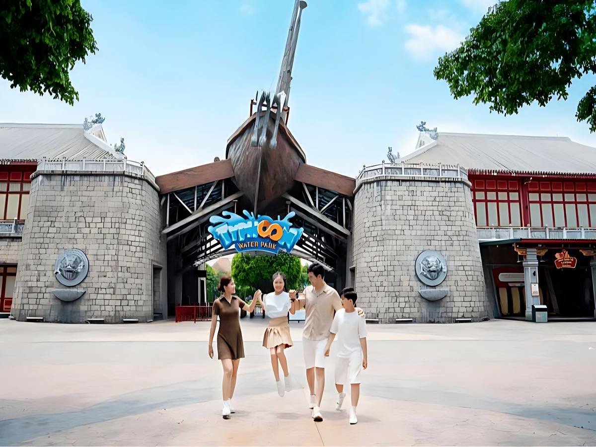 Du khách nghỉ ngơi và sắp xếp thời gian vui chơi tại Sun World Ha Long