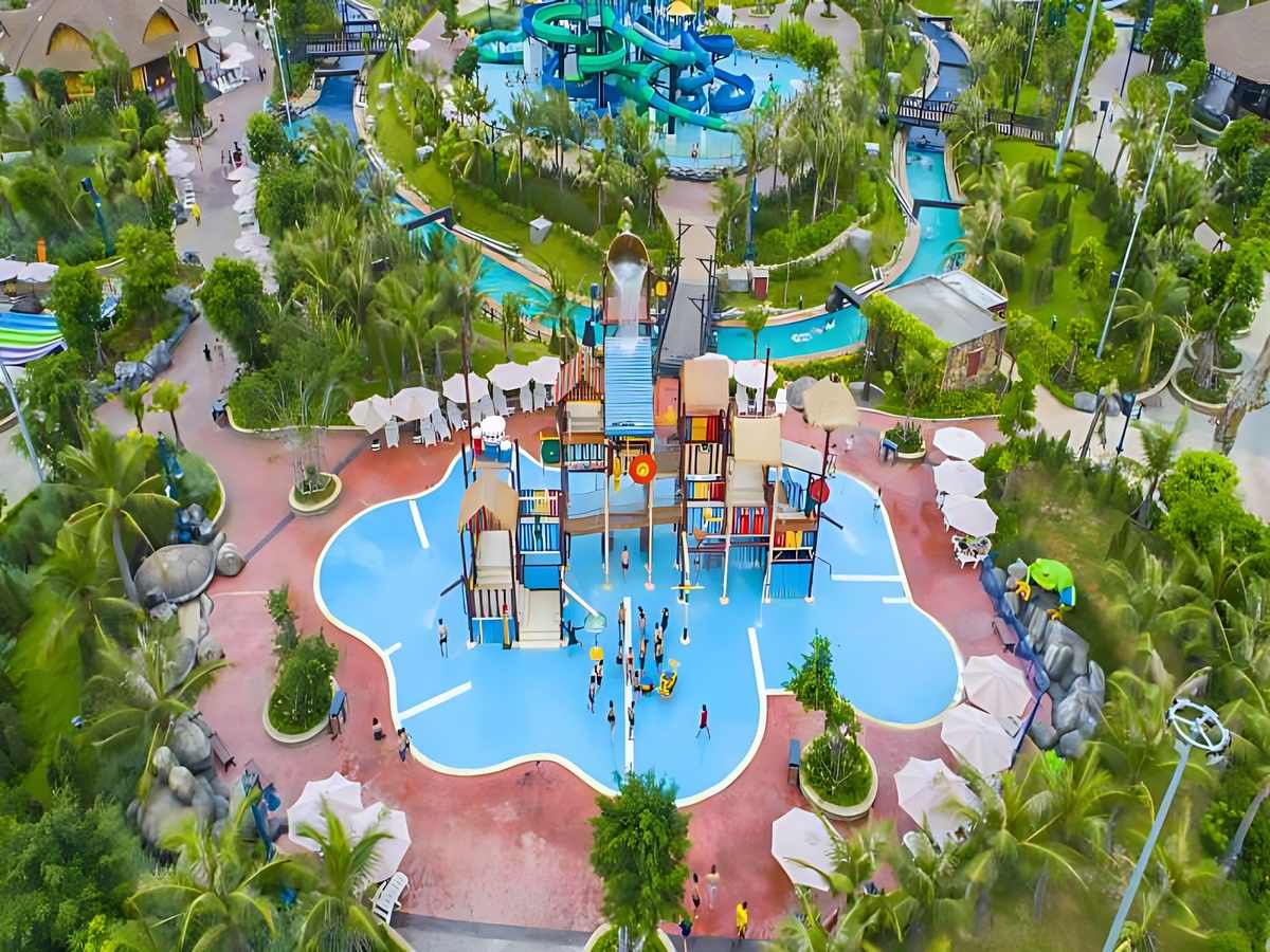 Du khách vui chơi tại công viên nước Sun World Ha Long trong ngày nắng