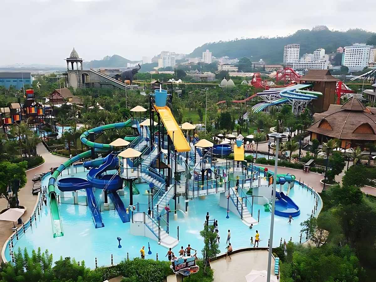 Các khu vực hồ bơi và trò chơi tại công viên nước Typhoon Water Park Hạ Long