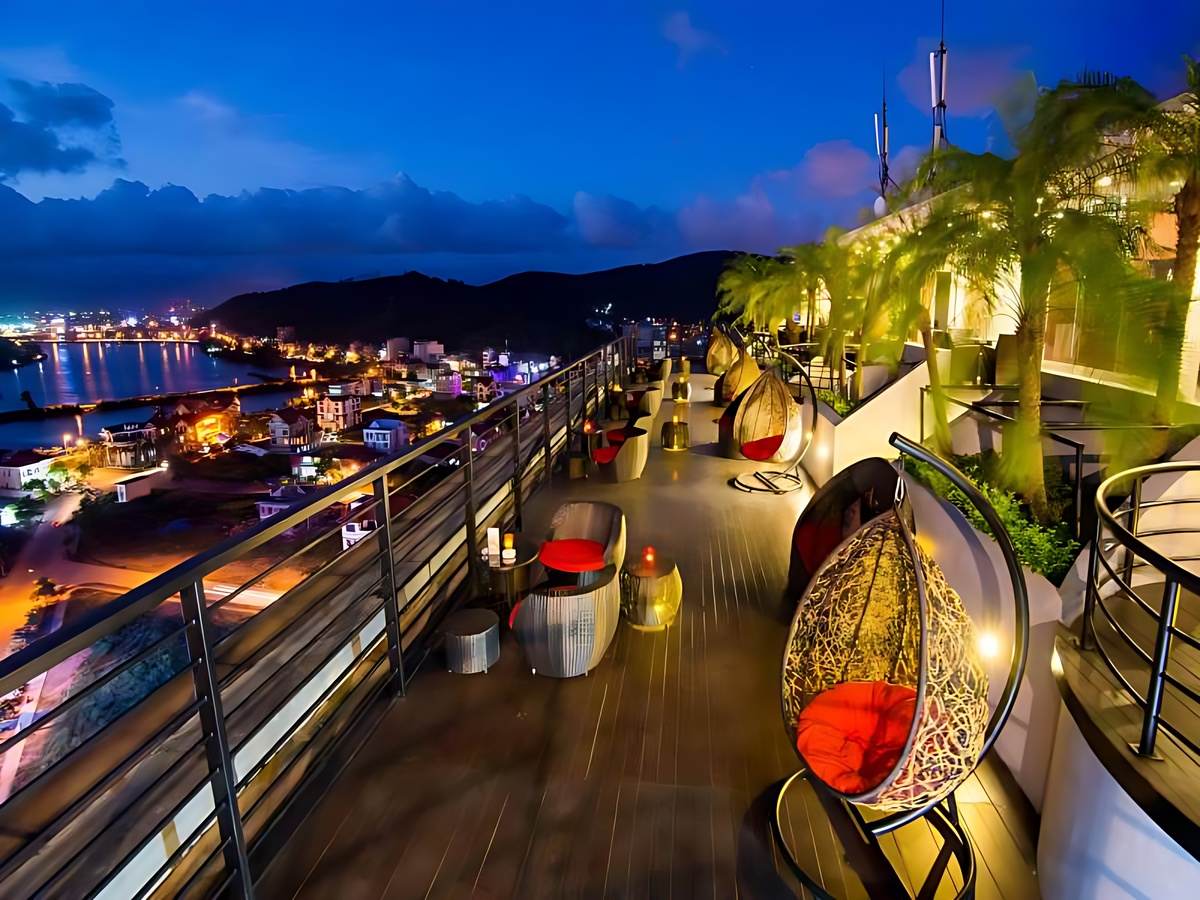 Quán cafe rooftop Hạ Long với không gian mở và tầm nhìn hướng vịnh