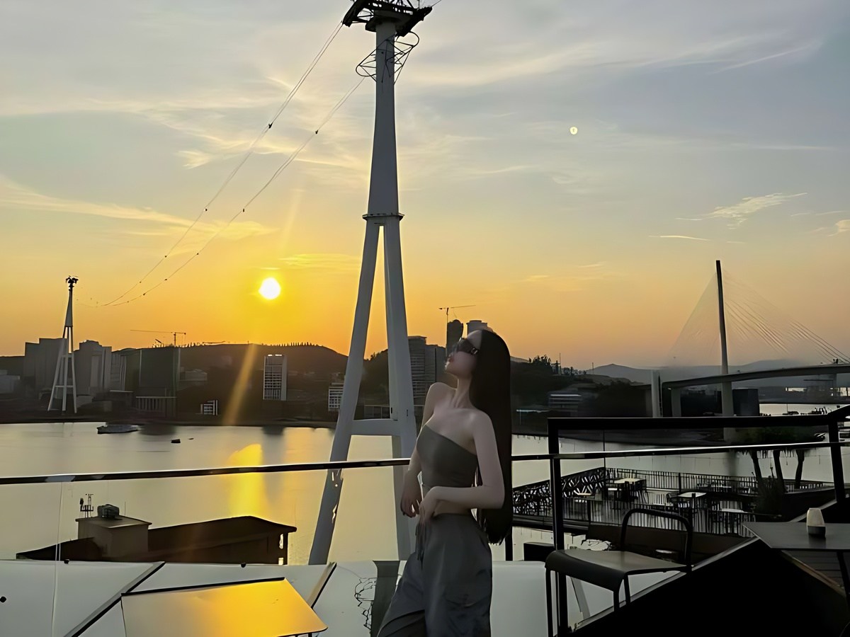 Khung cảnh hoàng hôn nhìn từ quán cafe rooftop tại Hạ Long