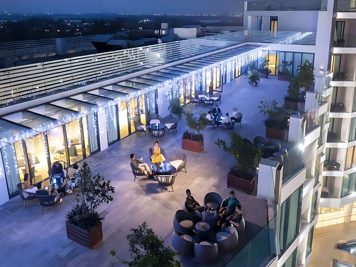 Không gian FLC Skybar Hạ Long với tầm nhìn panorama ra vịnh và thành phố