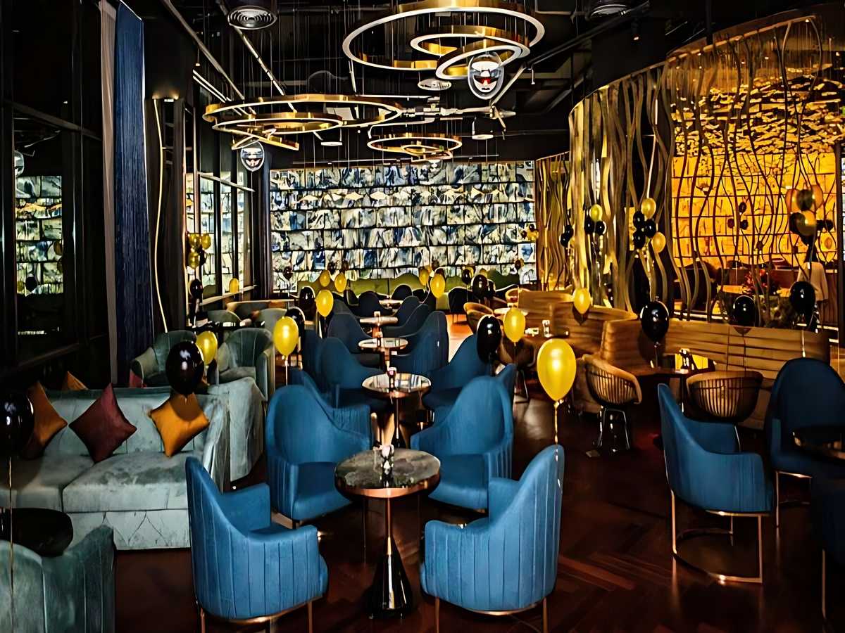 Không gian Sky21 Bar & Lounge trên cao với tầm nhìn hướng vịnh Hạ Long