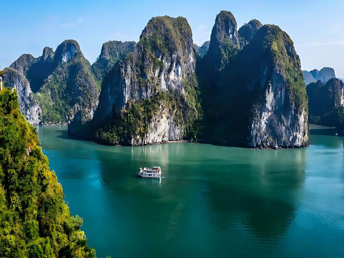 Cảnh quan biển và núi tại Hạ Long làm nền cho bộ ảnh cưới