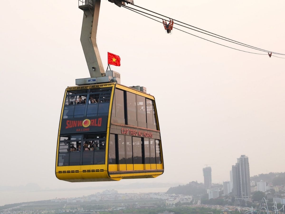 Người lớn có thể cho trẻ xem hình ảnh Cáp treo Nữ Hoàng trước khi khởi hành để trẻ chuẩn bị tâm lý tốt cho chuyến đi (Nguồn: Sưu tầm)