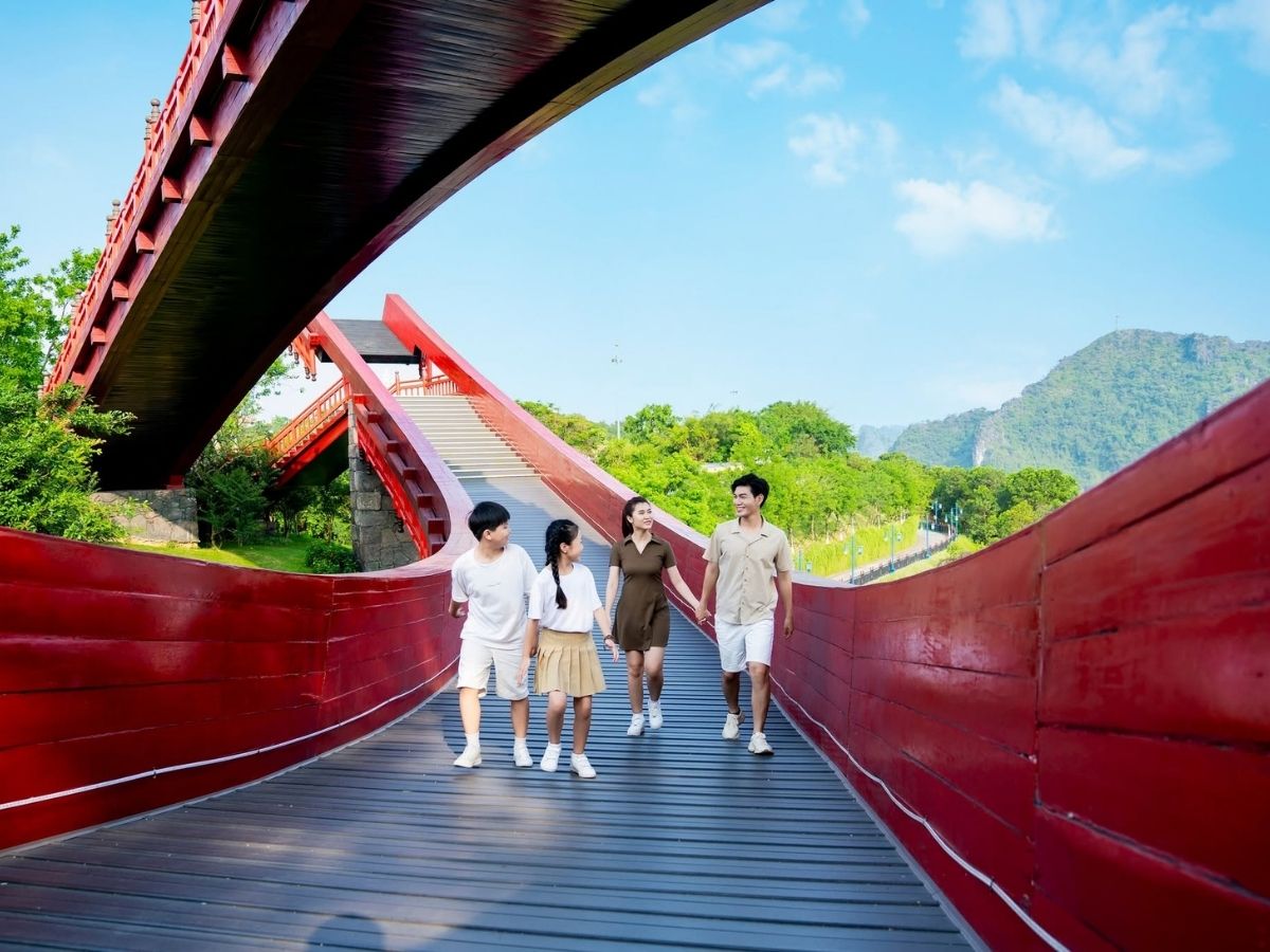 Sau khi đến đồi Ba Đèo, gia đình có thể tham quan các khu vực cảnh quan, nghỉ chân và lựa chọn một số trải nghiệm phù hợp với trẻ (Nguồn: Sưu tầm)