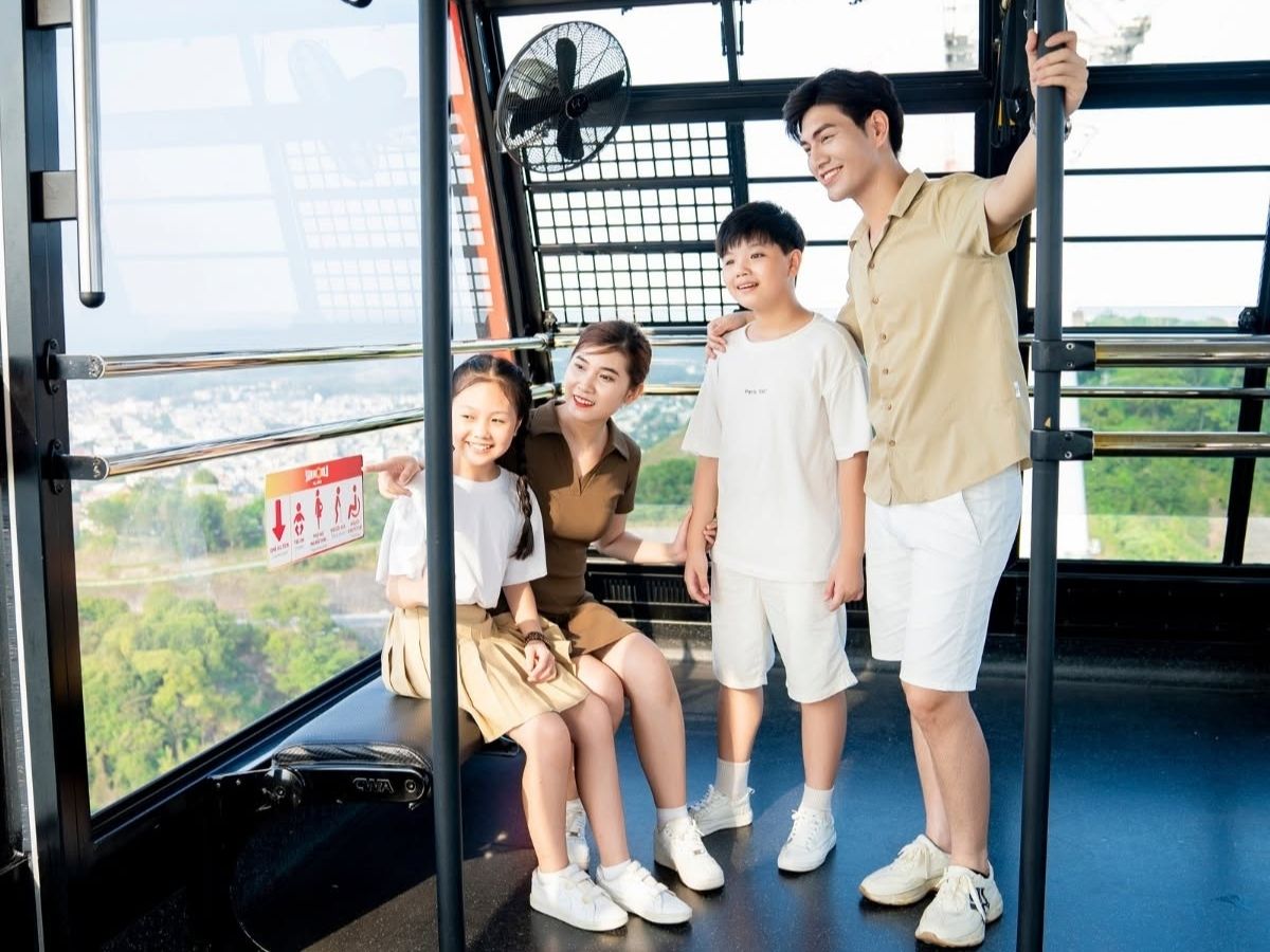 Trẻ em có thể đi Cáp treo Nữ Hoàng khi tuân thủ quy định của Sun World Ha Long và luôn có người lớn đi cùng (Nguồn: Sưu tầm)