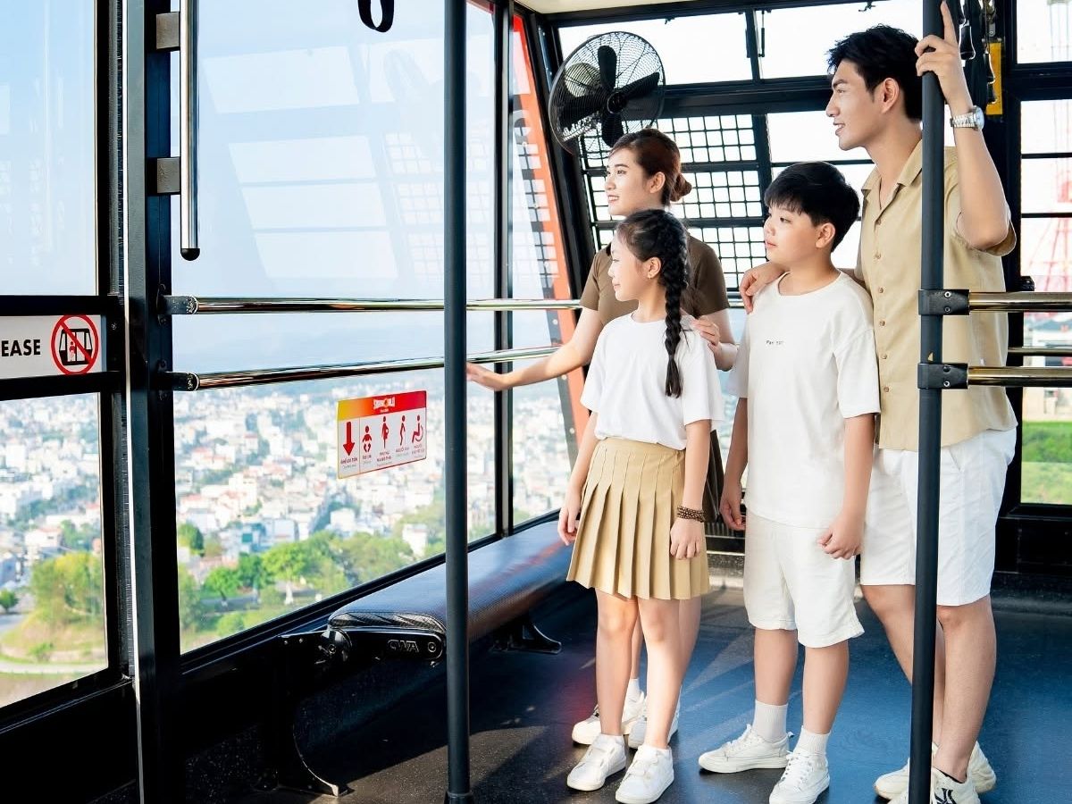 Phụ huynh cần luôn nắm tay trẻ, giữ trẻ đi sát bên cạnh và làm theo hướng dẫn của nhân viên vận hành khi di chuyển bằng cáp treo Hạ Long (Nguồn: Sưu tầm)