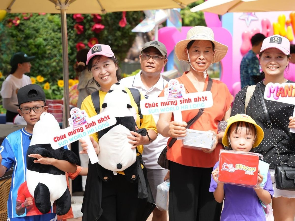 Tháng 10 là mùa du lịch đẹp tại Quảng Ninh nên nhiều khách sạn, du thuyền và khu vui chơi thường có lượng khách khá đông, đặc biệt vào cuối tuần