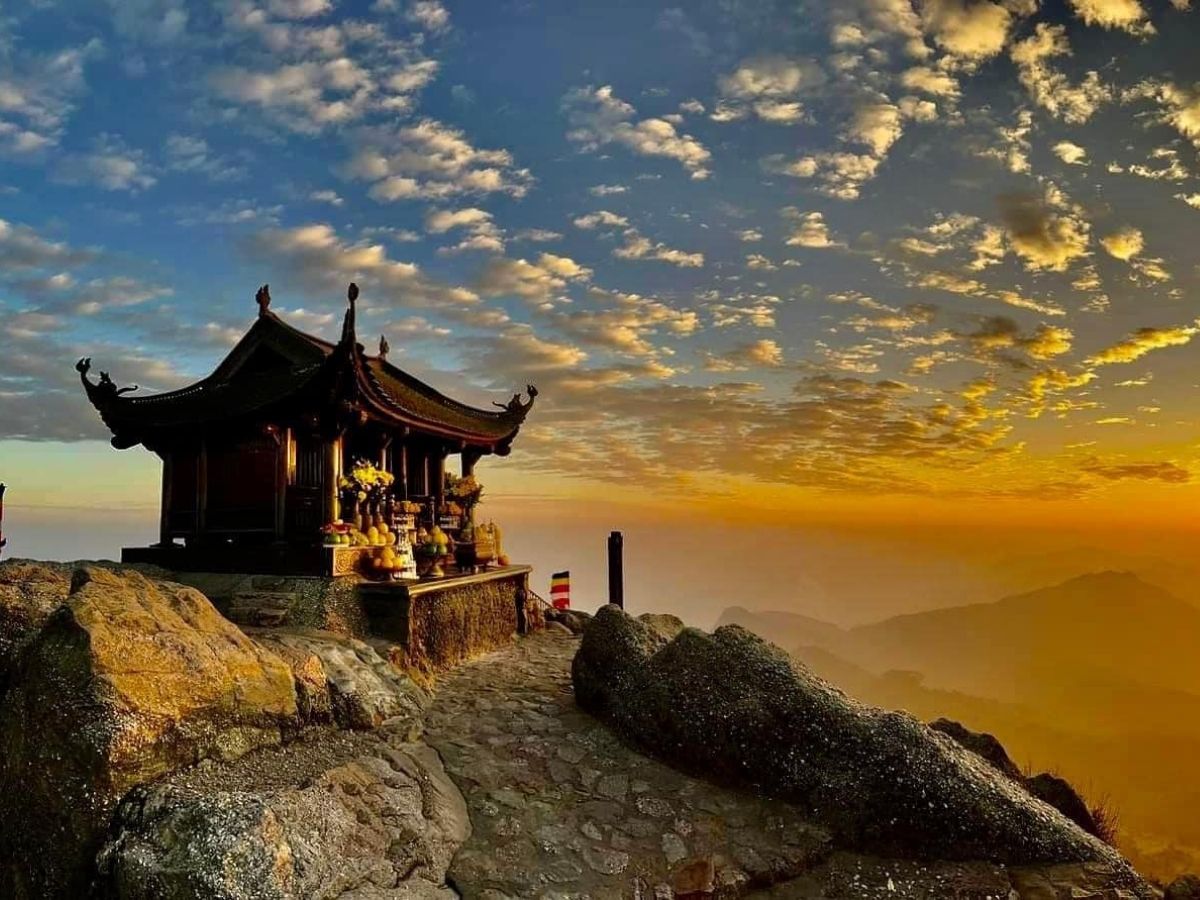 Với tiết trời mát mẻ và trong lành, tháng 10 là thời điểm thích hợp để hành hương và khám phá Yên Tử
