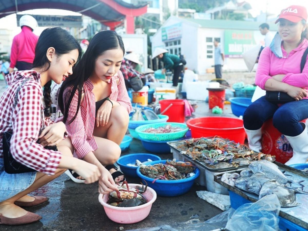 Tại Vân Đồn, du khách có thể kết hợp nghỉ dưỡng, thưởng thức hải sản tươi sống hoặc di chuyển ra các đảo nổi tiếng
