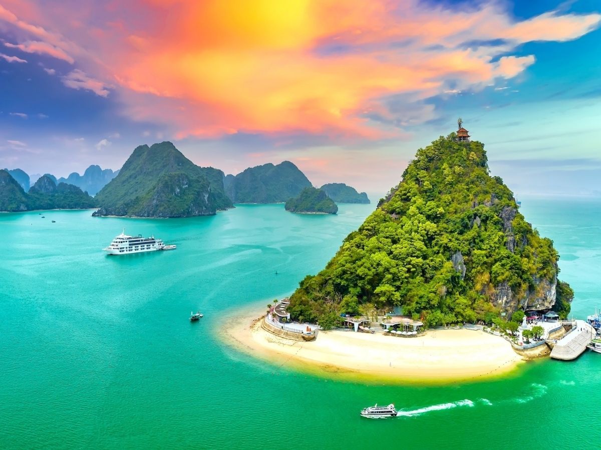 Từ giữa đến cuối tháng 10, thời tiết Quảng Ninh tháng 10 thường ổn định hơn với nhiều ngày nắng, ít mưa và không khí mát mẻ
