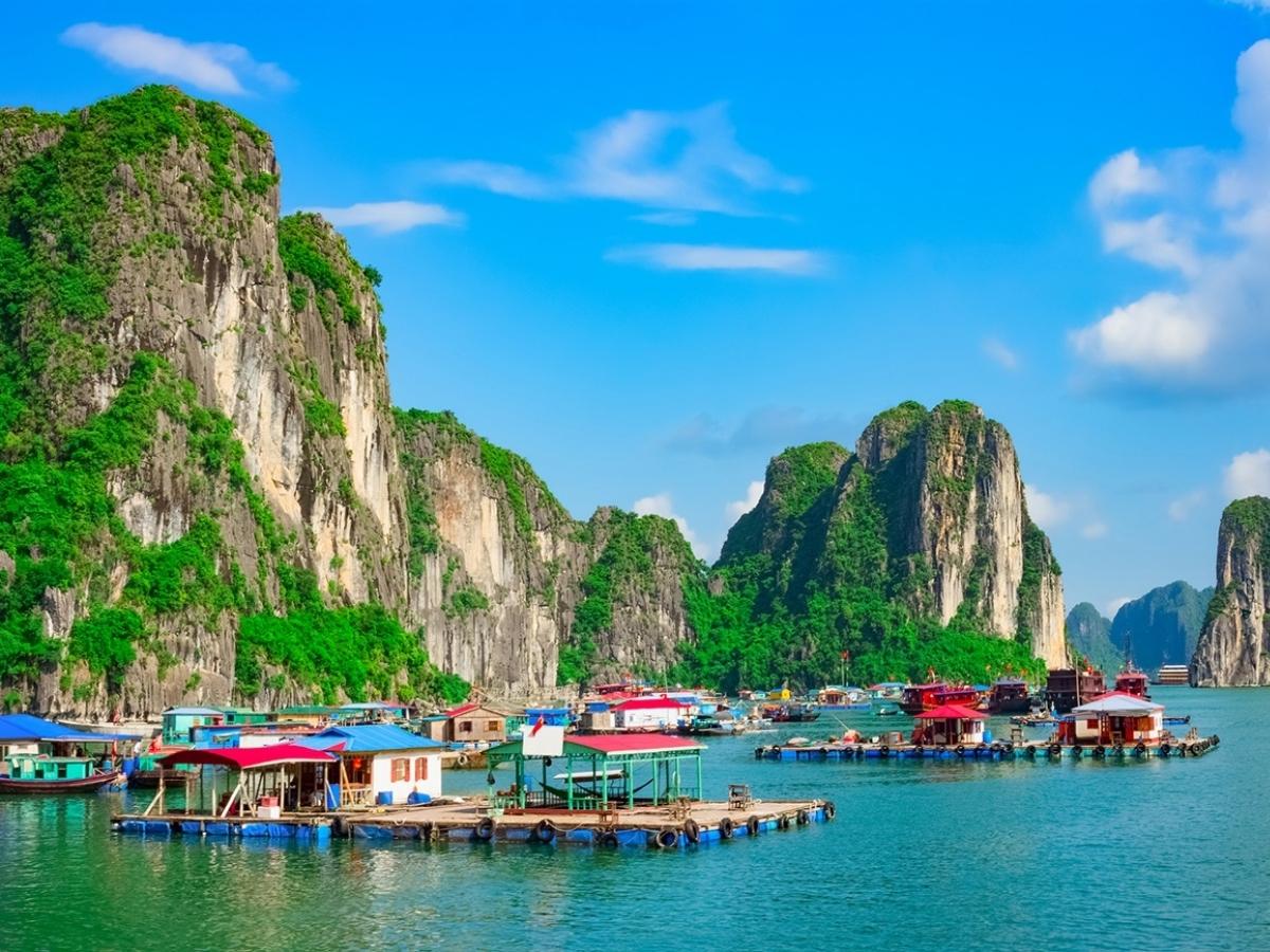 Làng chài Cửa Vạn là điểm đến mang đậm giá trị văn hóa trong top 20 điểm check-in nổi tiếng Hạ Long