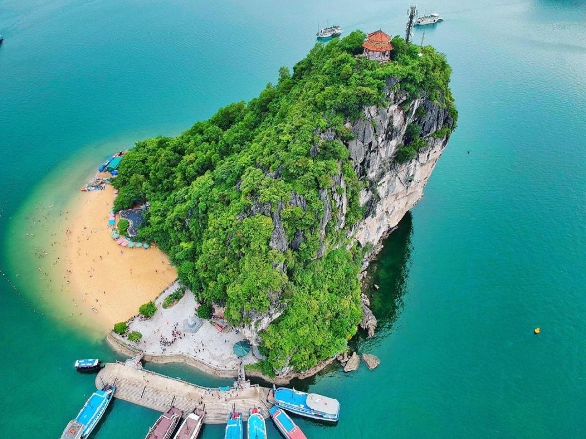 Là một trong những điểm dừng nổi tiếng trên các tuyến tham quan vịnh, đảo Ti Tốp luôn góp mặt trong top 20 điểm check-in nổi tiếng Hạ Long.