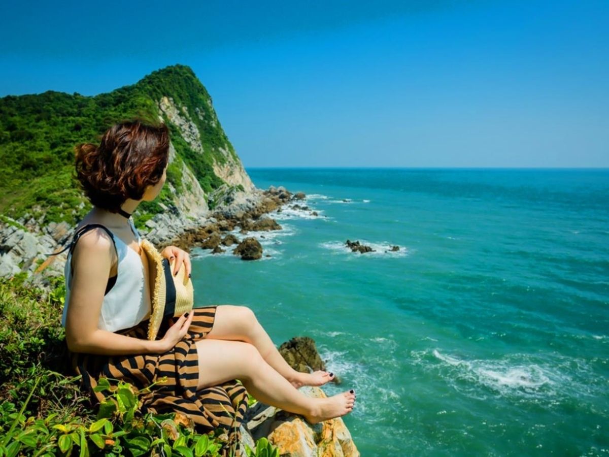 Eo Gió Quan Lạn nằm tại thôn Yến Hải trên đảo Quan Lạn, cách trung tâm đảo khoảng 8 km