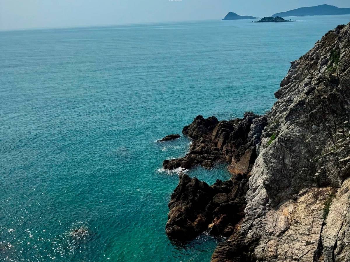 Điểm nổi bật nhất của Eo Gió Quan Lạn là những vách đá nhô ra biển, tạo thành góc nhìn rộng mở bao quát khung cảnh đại dương
