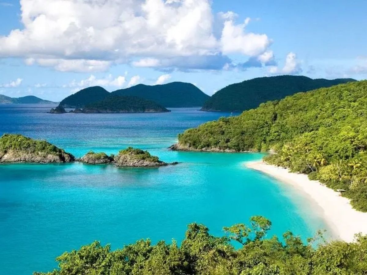 Để đến Eo Gió Quan Lạn, du khách cần di chuyển đến đảo Quan Lạn trước, sau đó tiếp tục đi đến khu vực Eo Gió bằng các phương tiện phù hợp