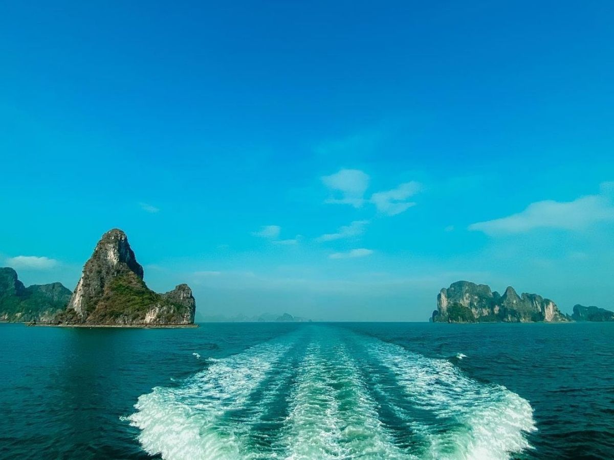 Điểm thu hút đầu tiên của đảo Ngọc Vừng là bãi biển dài với cát trắng mịn và làn nước trong xanh.