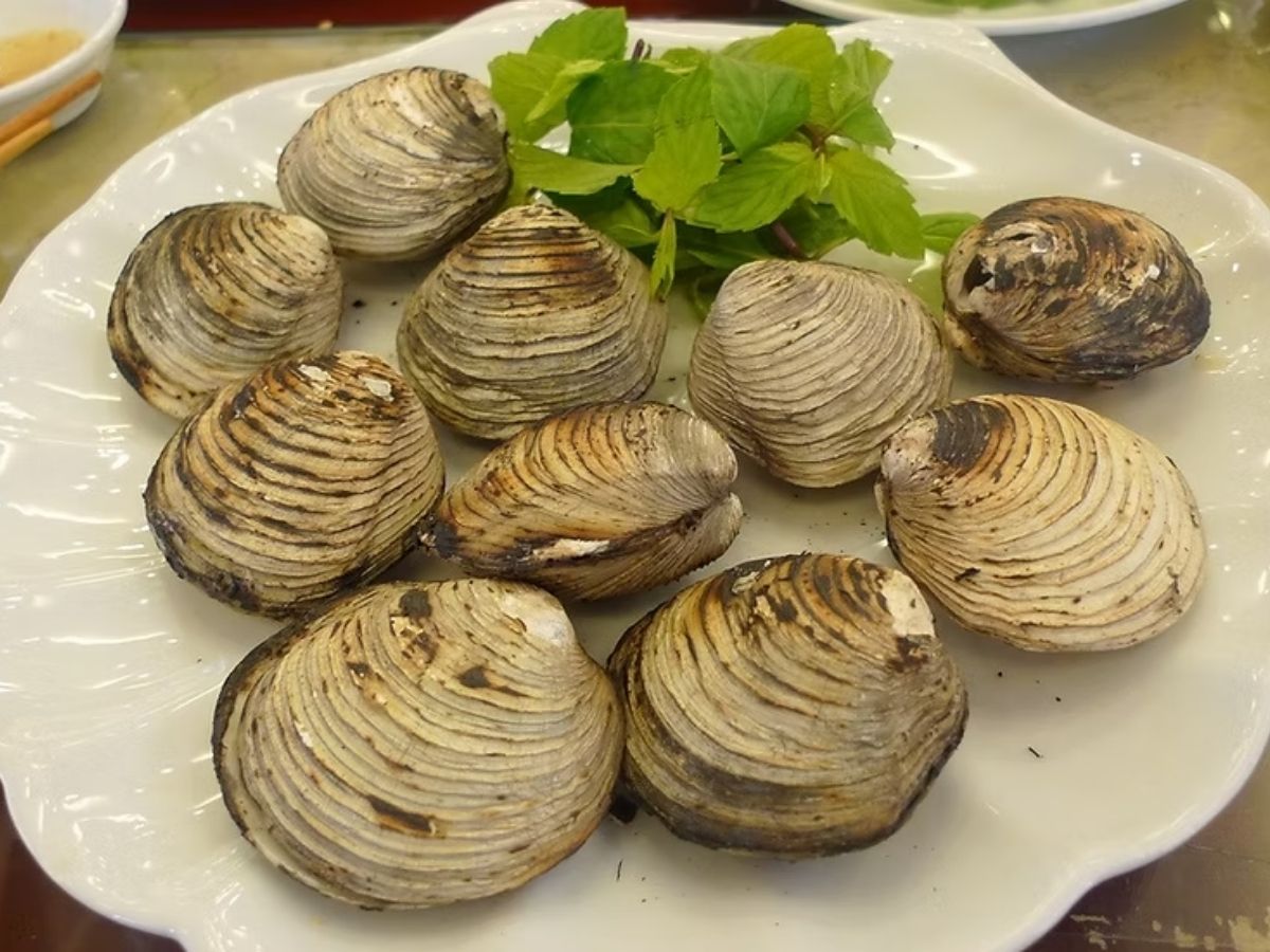 Nhờ nguồn hải sản được đánh bắt ngay trong ngày, các món ăn trên đảo Ngọc Vừng luôn giữ được độ tươi ngon và hương vị đặc trưng.