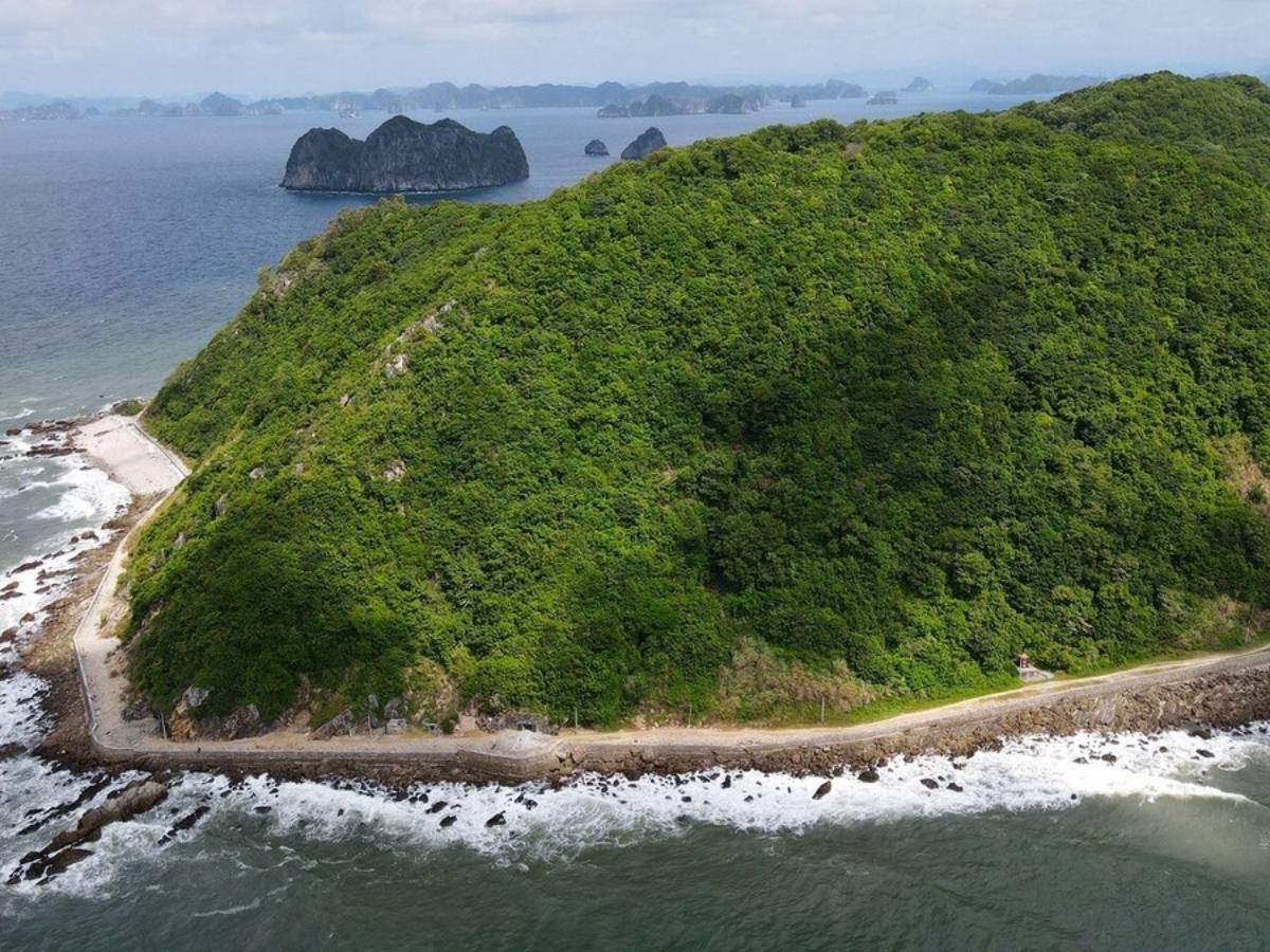 Do đảo Ngọc Vừng nằm ngoài khơi nên điều kiện thời tiết có thể ảnh hưởng trực tiếp đến lịch trình tàu thuyền.