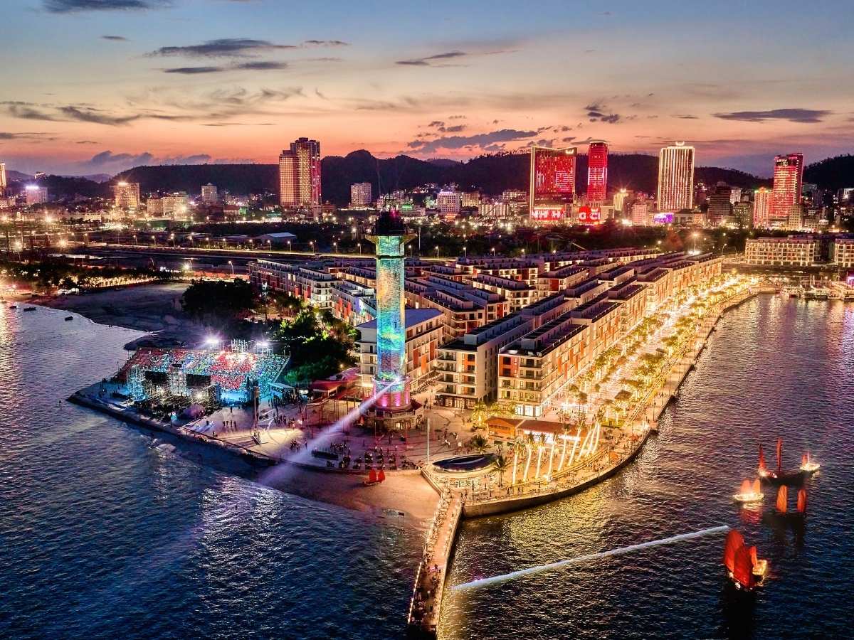 Quảng trường Sun Carnival là địa điểm check-in nổi bật vào buổi tối với hệ thống đèn trang trí hiện đại