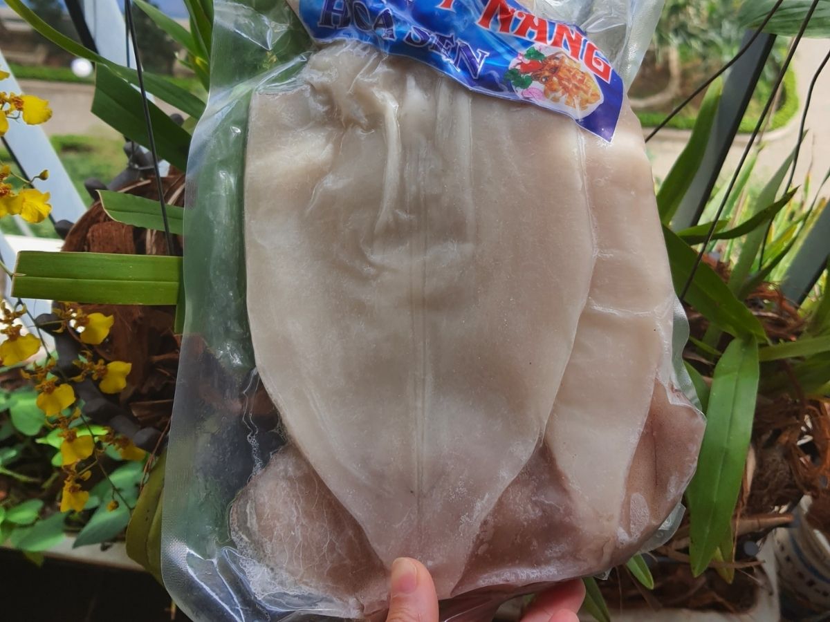 Để chọn được mực một nắng Cô Tô ngon, trước tiên hãy quan sát màu sắc của mực