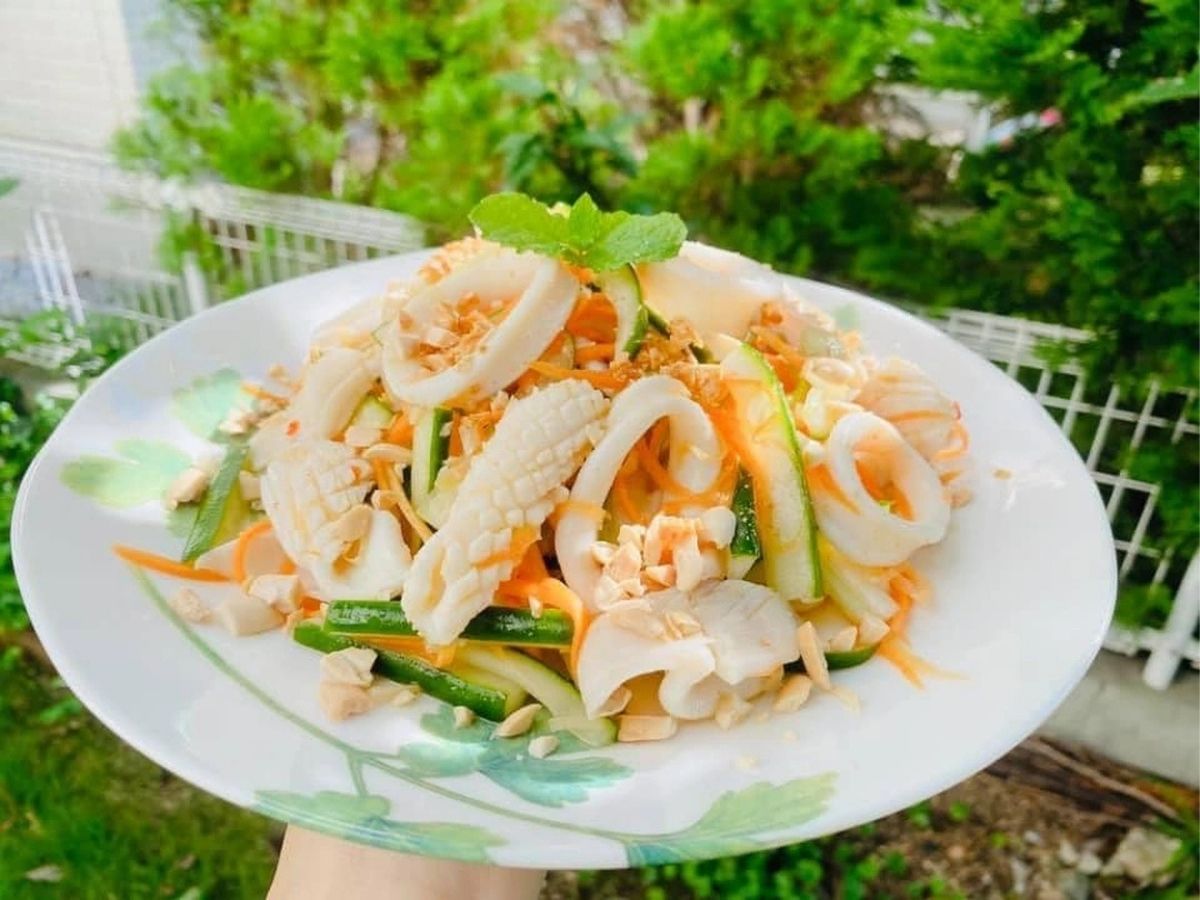 Bên cạnh các món nướng và chiên, gỏi mực một nắng Cô Tô mang đến trải nghiệm mới lạ với hương vị thanh mát