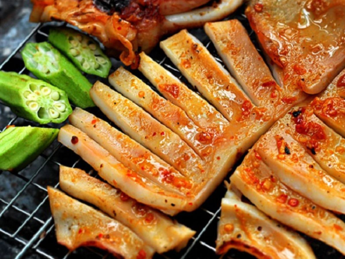 Nướng than hoa là cách chế biến được nhiều người yêu thích nhất khi thưởng thức mực một nắng Cô Tô
