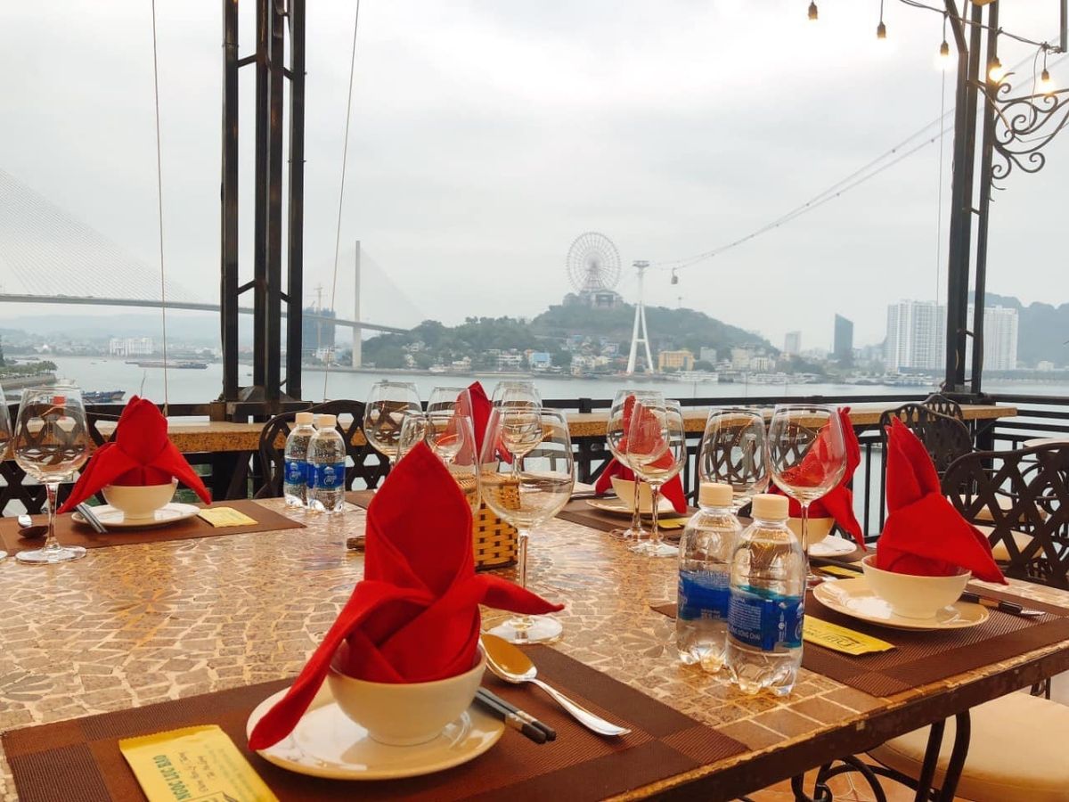 Nhà hàng Ngọc Lục Bảo không gian rộng rãi hướng ra bến du thuyền và quảng trường Sun World.