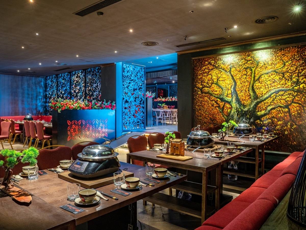 Nhà hàng Hồng Hạnh du khách yêu thích nhờ vị trí thuận lợi và phong cách phục vụ nhanh chóng.