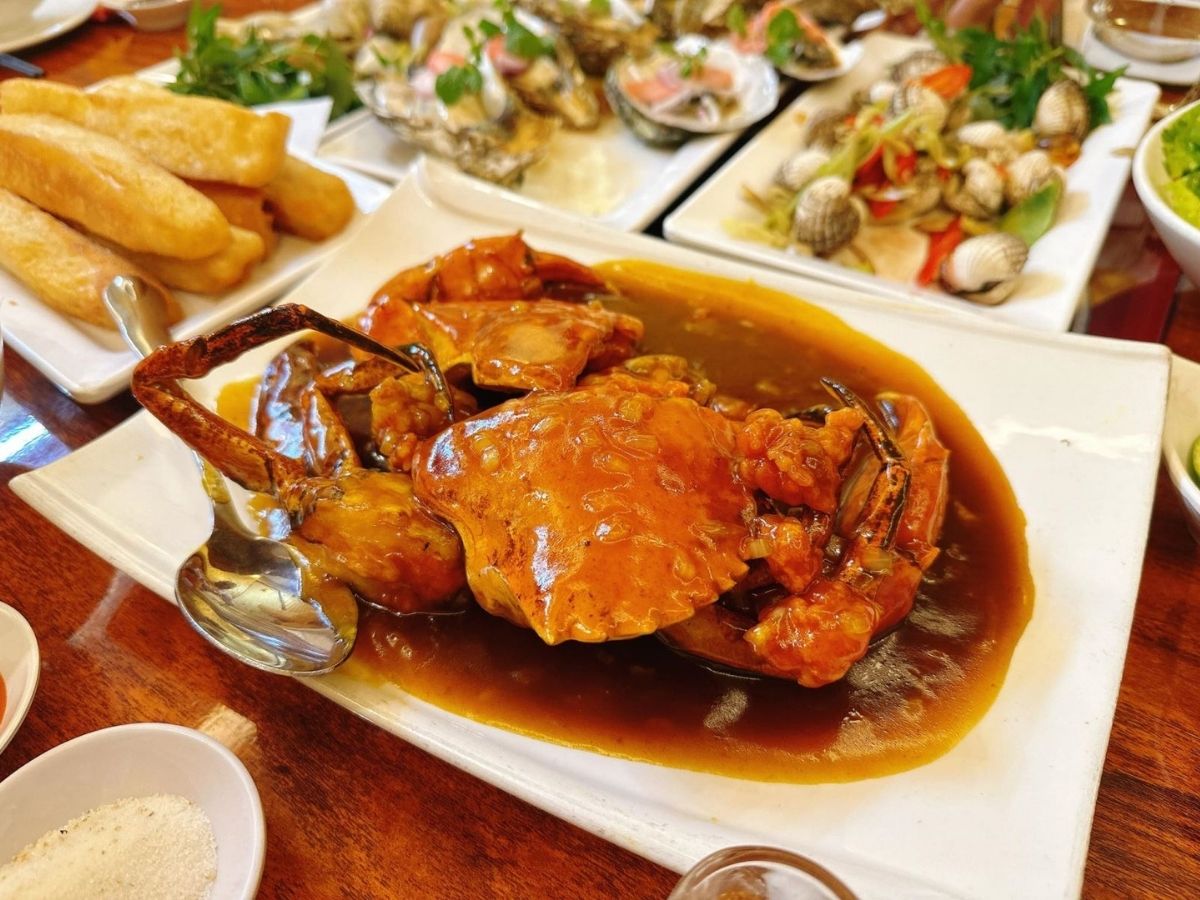 Nhà hàng Cua Vàng chuyên sâu về các món chế biến từ cua biển, bề bề và bào ngư tươi sống.