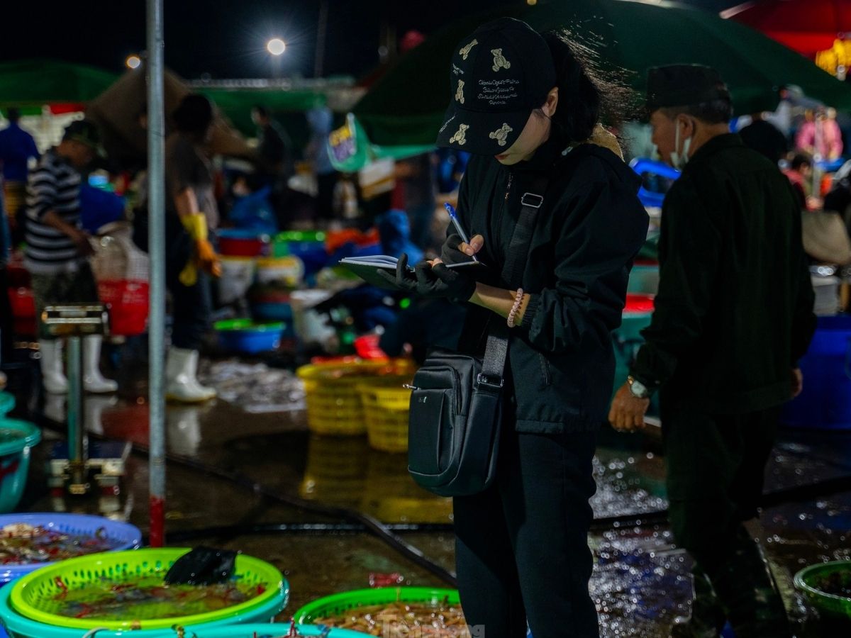 Thời điểm vàng để khám phá chợ hải sản Quảng Ninh là từ 4h đến 6h sáng.