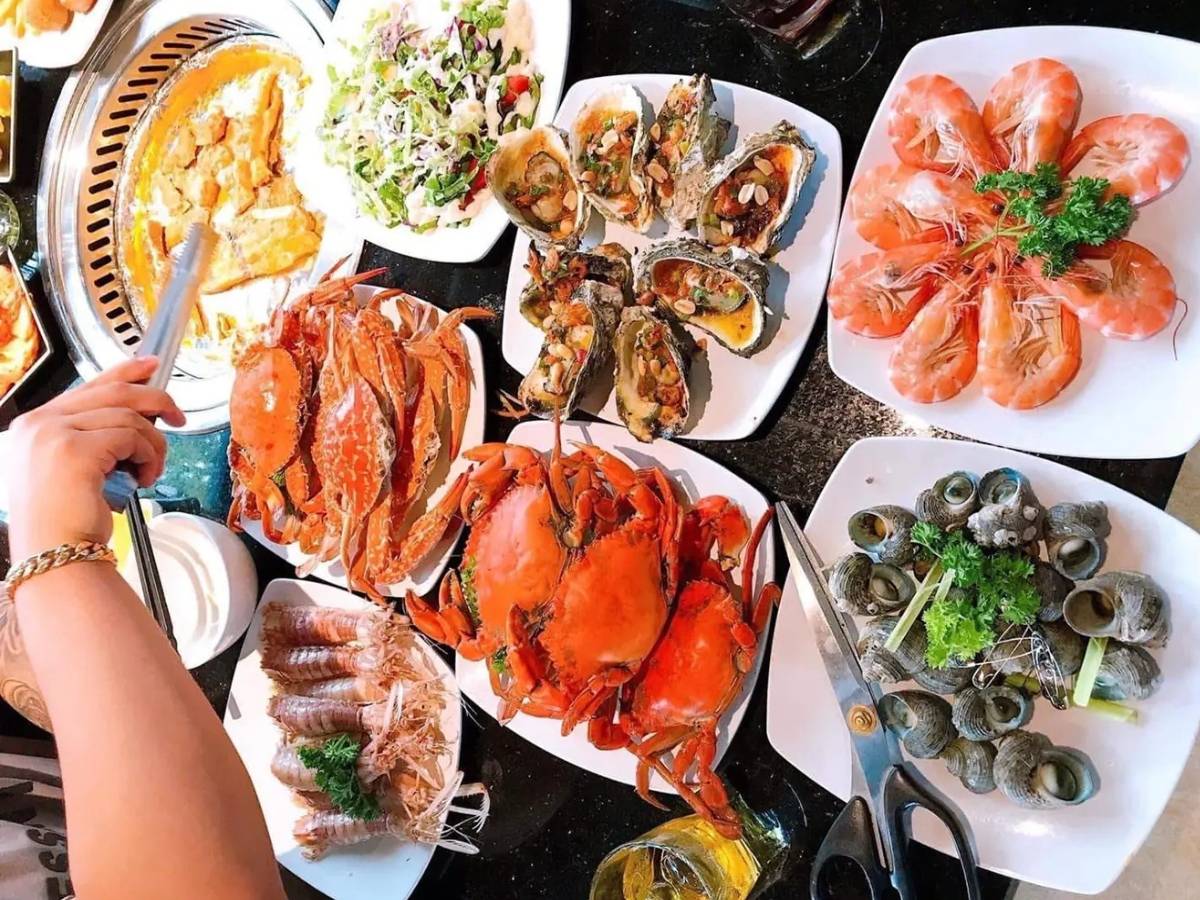 Cua biển và ghẹ tại đây nổi tiếng với thịt chắc, cua gạch đỏ au.