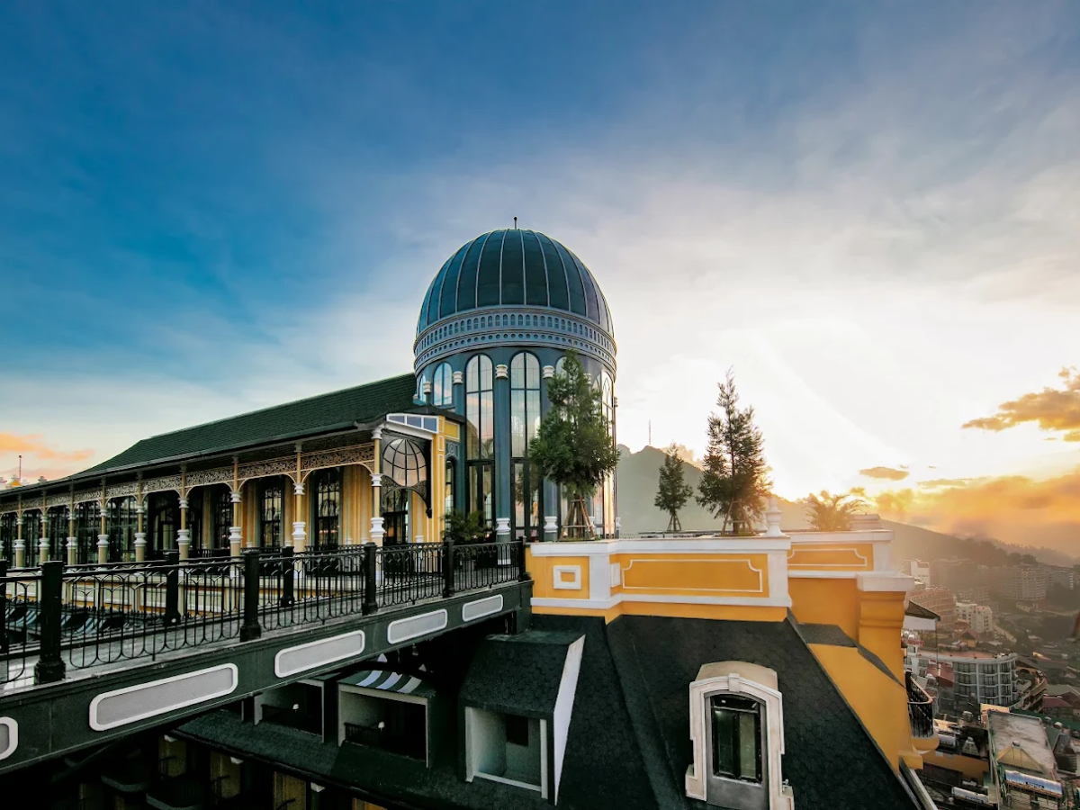 Kiến trúc Pháp cổ điển tạo nên khung cảnh như trong cổ tích.